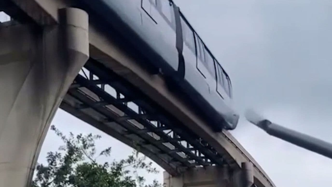 Tren Choca contra Grúa que Cayó sobre Monorriel