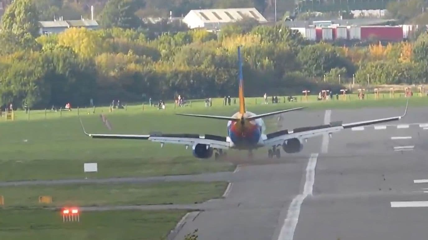 Avión de Pasajeros Se Sale de la Pista al Aterrizar