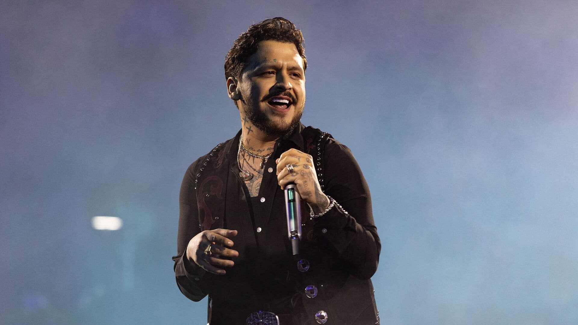 Christian Nodal Se Hace Nuevos Tatuajes en la Espalda Pese a Retirarse los del Rostro