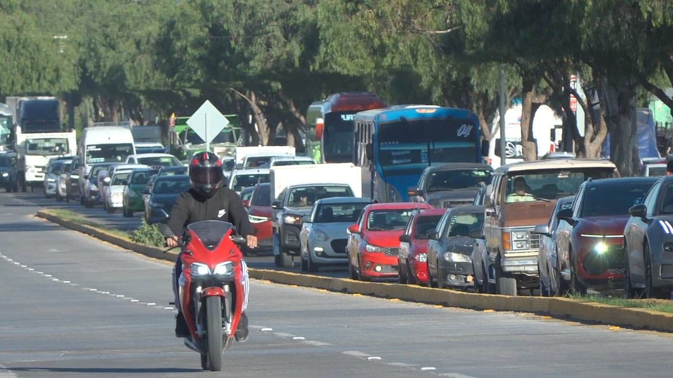 Se Complica Tráfico en el Bulevar Aeropuerto en León Guanajuato