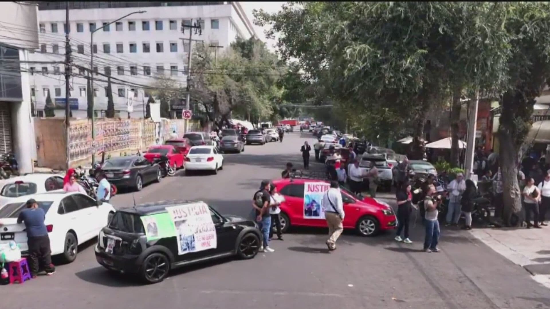 Manifestantes Protestan Frente a la Fiscalía de la CDMX