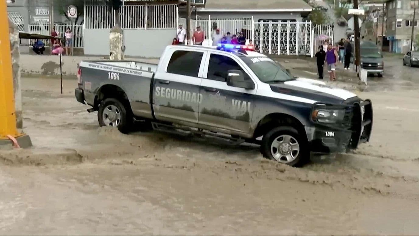 Rescatan a Hombre Atrapado en Arroyo Durante Lluvias en Ciudad Juárez