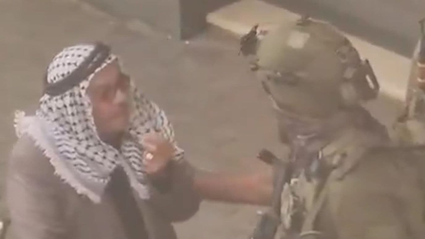 Adulto Mayor Palestino es Atacado por Soldados Israelíes y Termina Hospitalizado