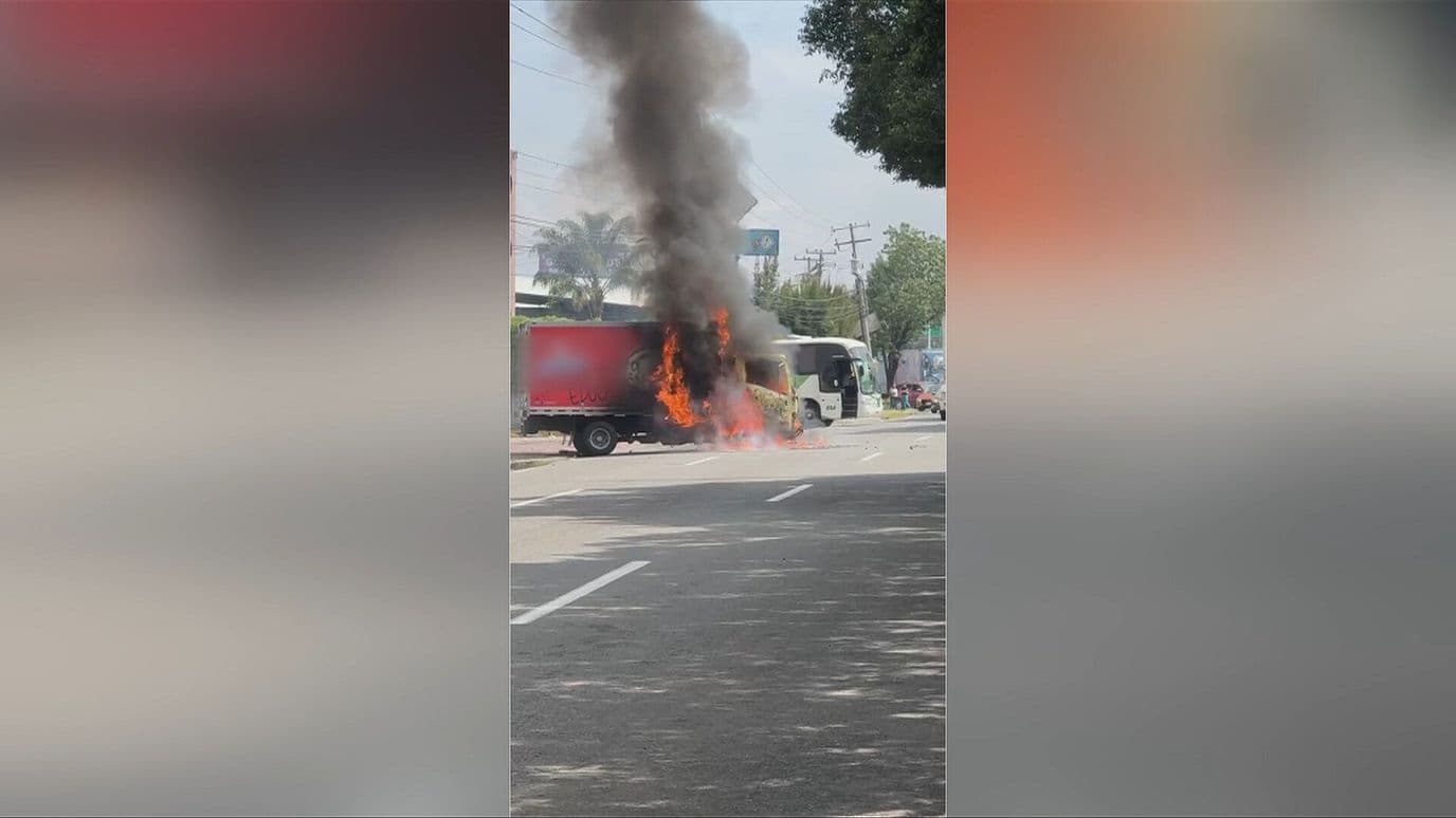 Normalistas Incendian Camión en Libramiento a Morelia en Michoacán