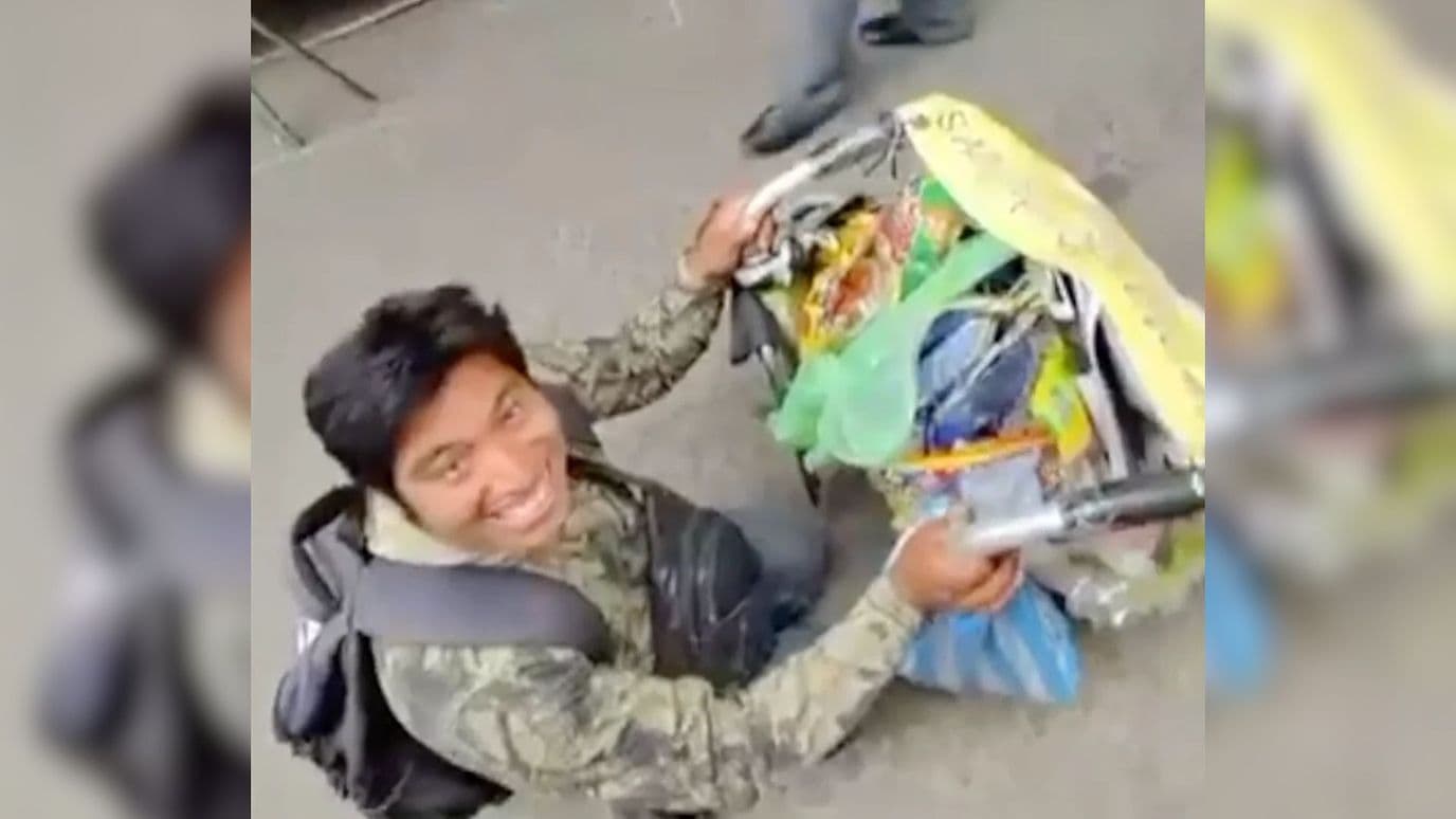 Pablo Joven Discapacitado Vende Dulces en Tianguis Centro Zacatlán Puebla