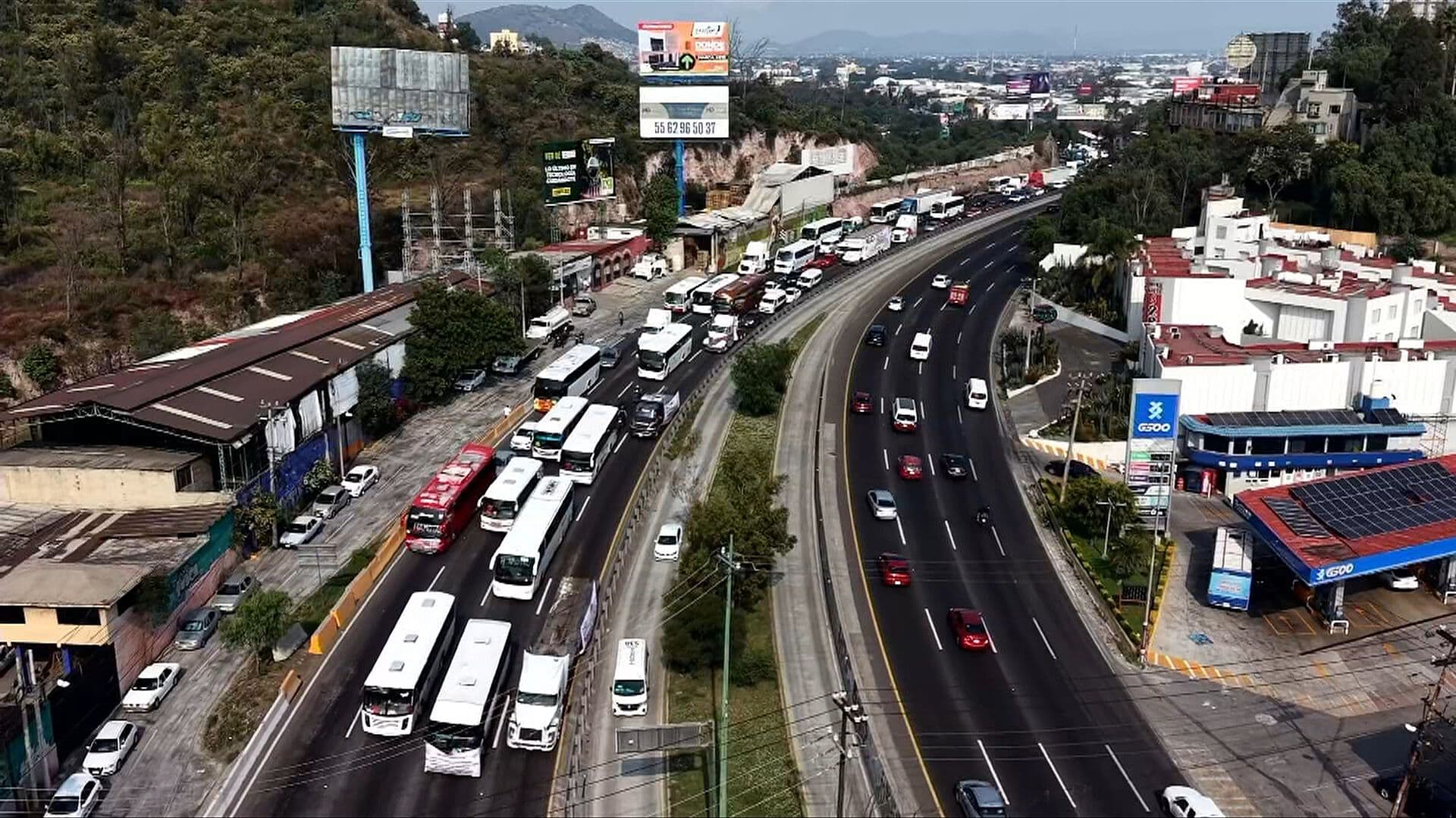 Convoy de Transportistas Avanza a la Cámara de Diputados sobre la México-Pachuca