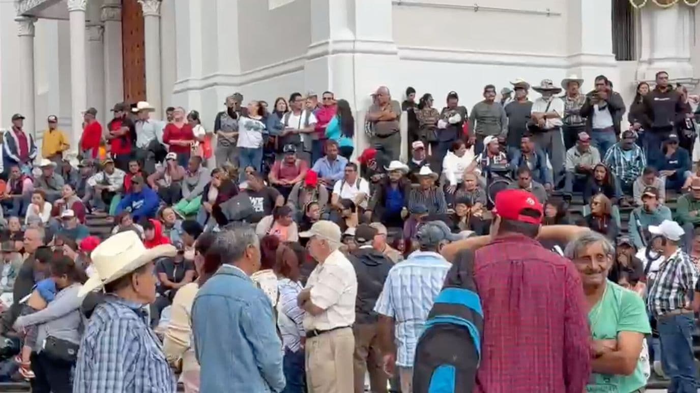 Jubilados y Trabajadores de PEMEX se Manifiestan en Xalapa Veracruz tras Perder Servicios Médicos