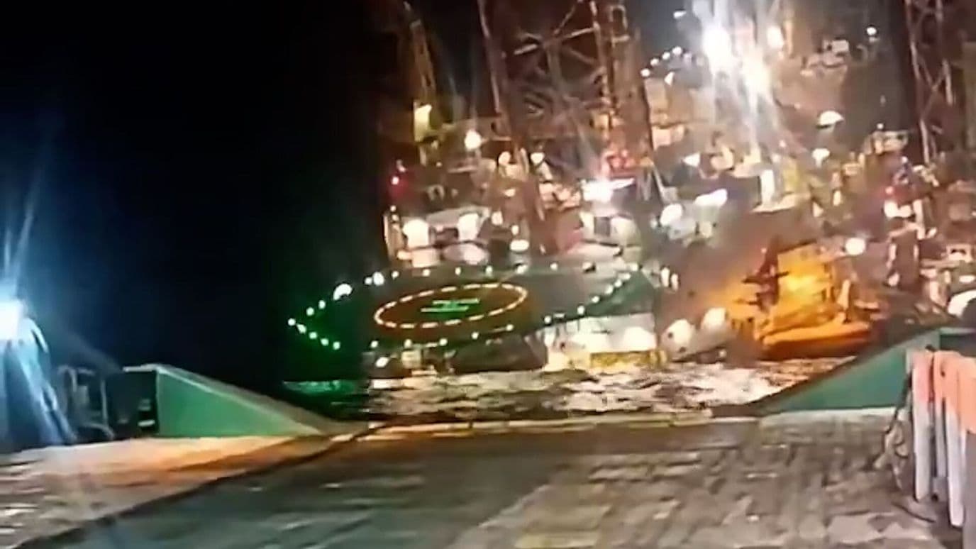 Captan Momento Exacto del Hundimiento de Plataforma Petrolera en Gabón