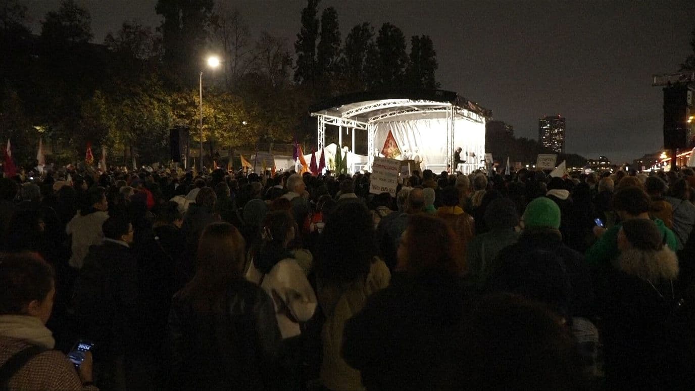 Manifestación en París Contra el Racismo Tras Ataque Terrorista en Trappes, Francia