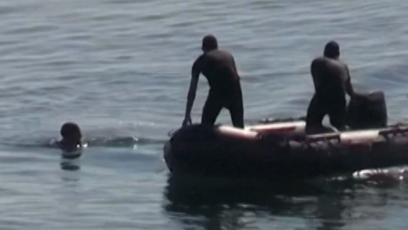 Policía Marroquí Intercepta a Migrante Nadando Hacia Ceuta en Aguas Españolas
