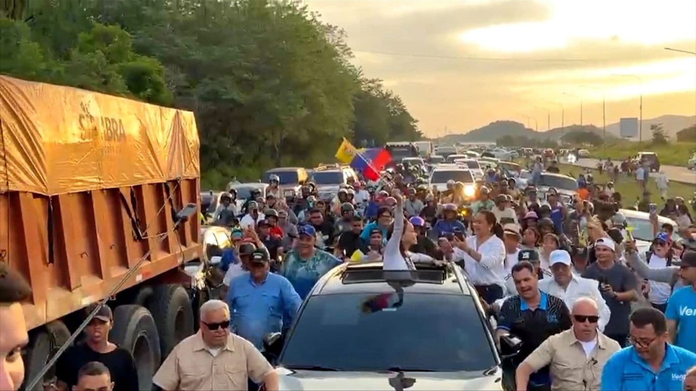 María Corina Machado Regresa a Venezuela; Delcy Rodríguez lo Califica como Show