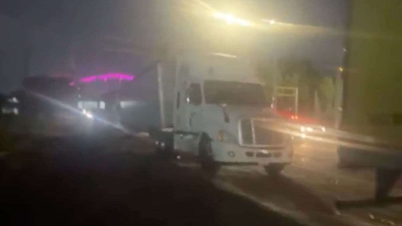 Conductores de Tráileres Siguen Manifestándose a un Costado del Bulevar Aeropuerto en León, Guanajuato