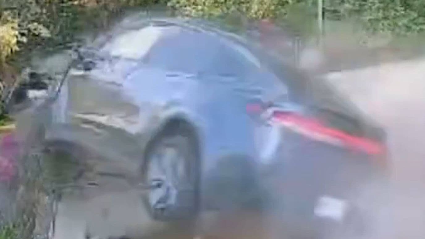 Auto Toma Mal una Curva y Sale Volando