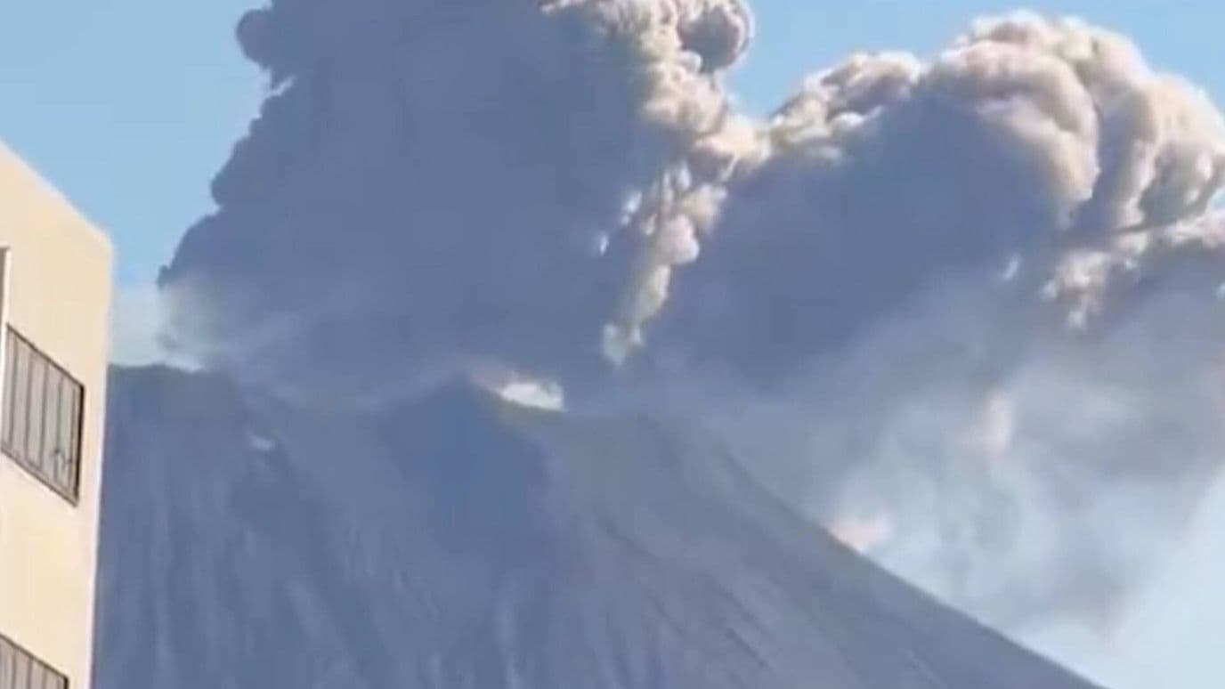 Volcán Sakurajima Entra Lanza Nube de Cenizas