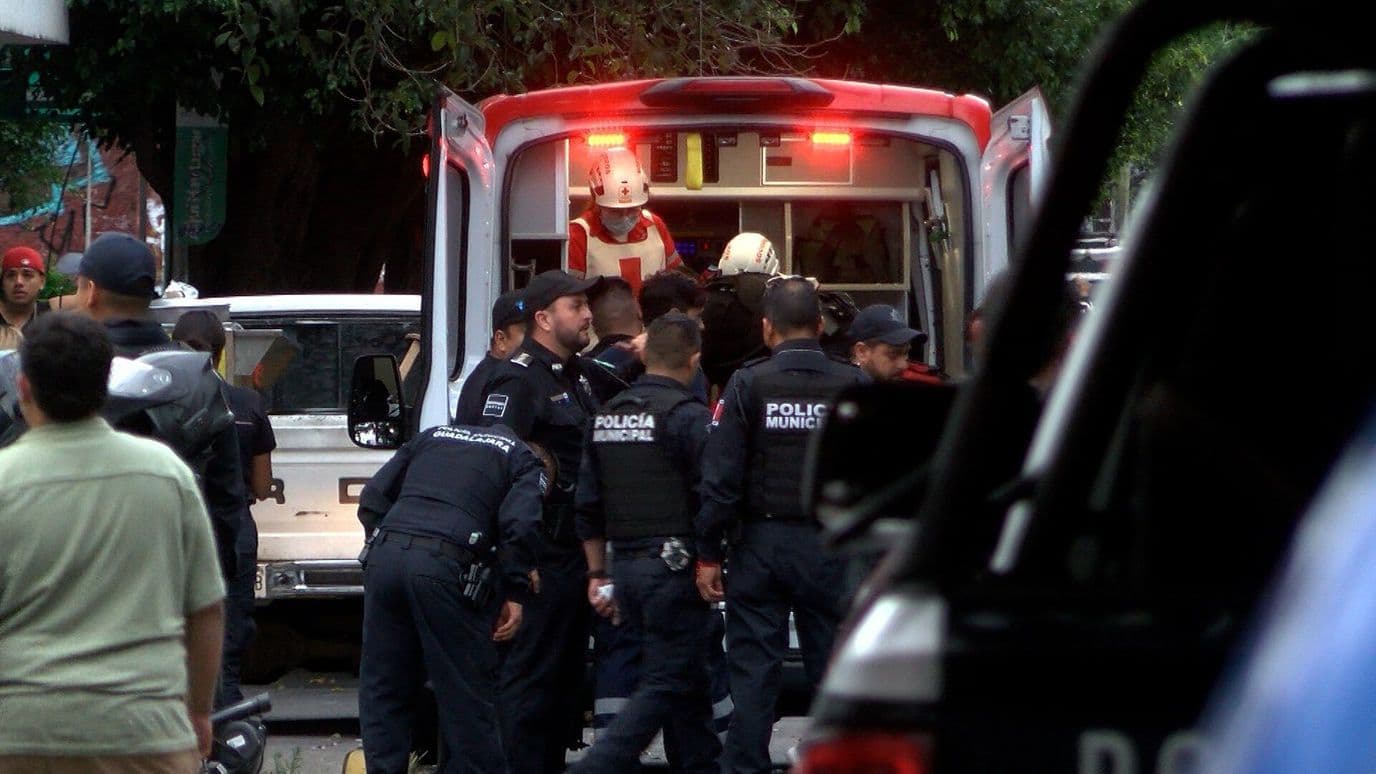 Hombre con Navaja Ataca a Repartidor de Comida y a Dos Policías en Guadalajara