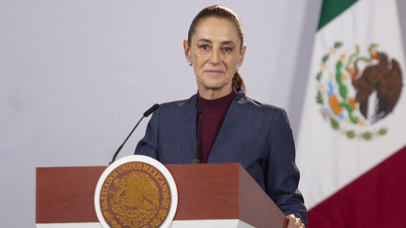 Sheinbaum Felicita a Charlyn Corrral tras Recibir el Balón de Oro