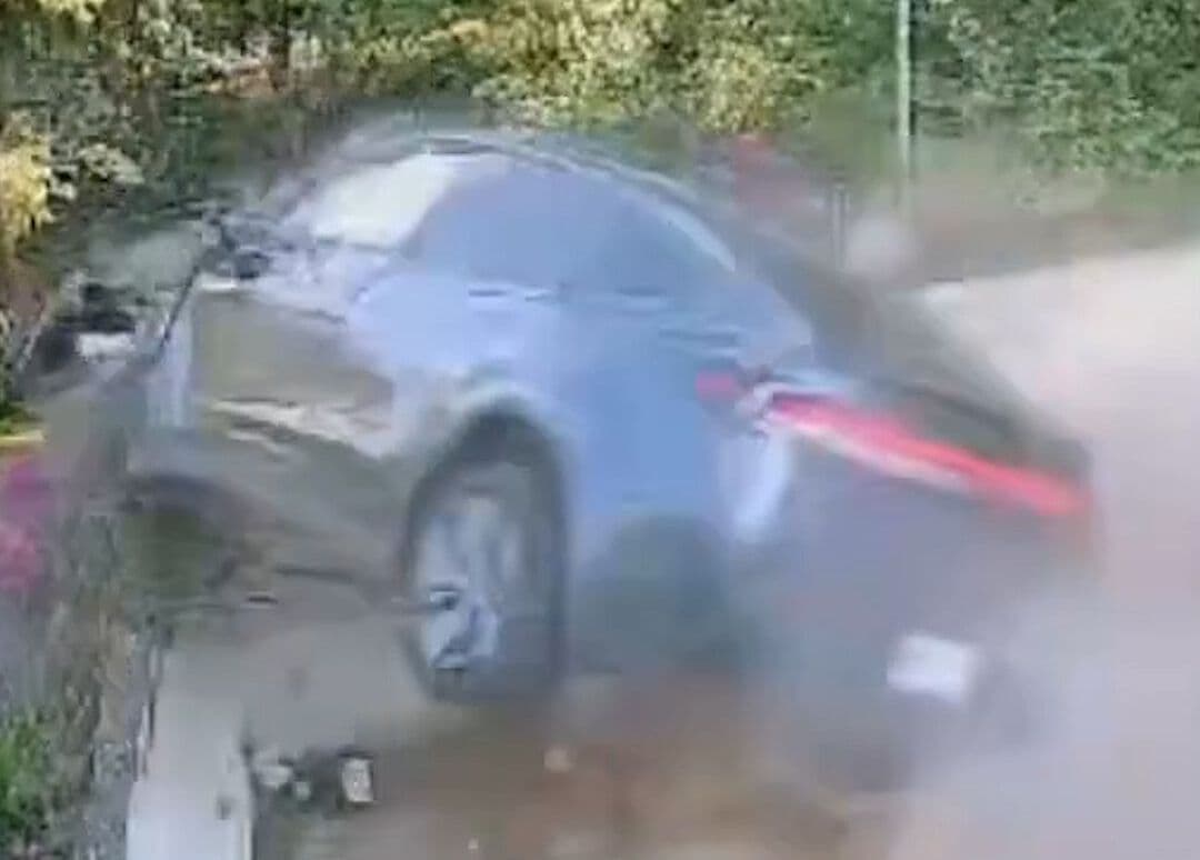 Captan Momento en que Auto Toma Mal una Curva y Sale Volando en Naucalpan
