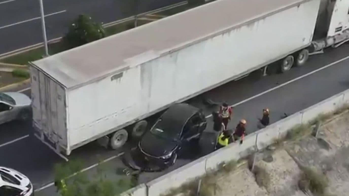 Deja 2 Mujeres Heridas, Choque de Carro y Tráiler en Monterrey