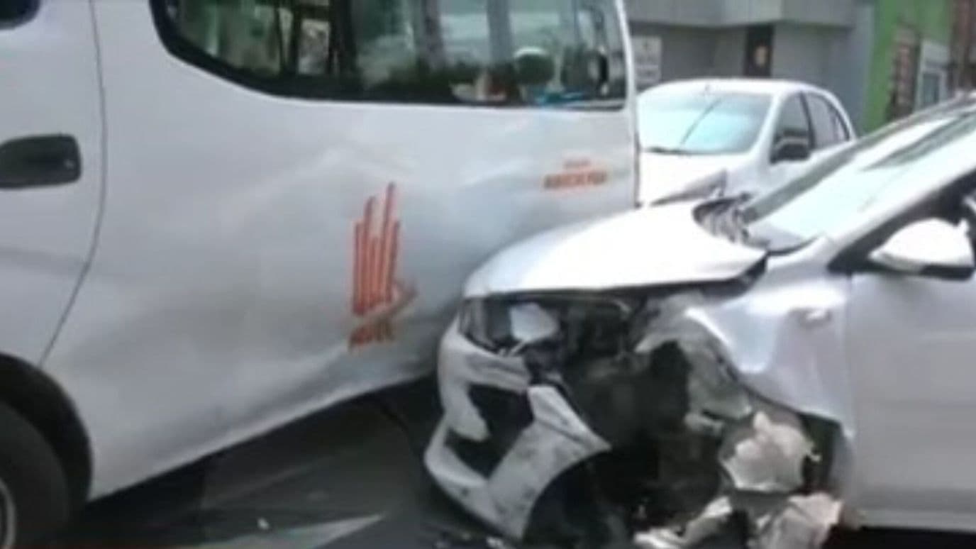 Tres Autos Quedan Dañados por Choque Múltiple en la Miguel Hidalgo