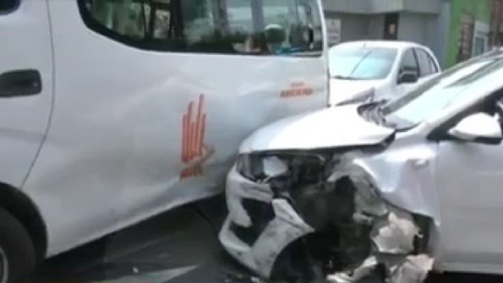 Tres Autos Quedan Dañados por Choque Múltiple en la Miguel Hidalgo