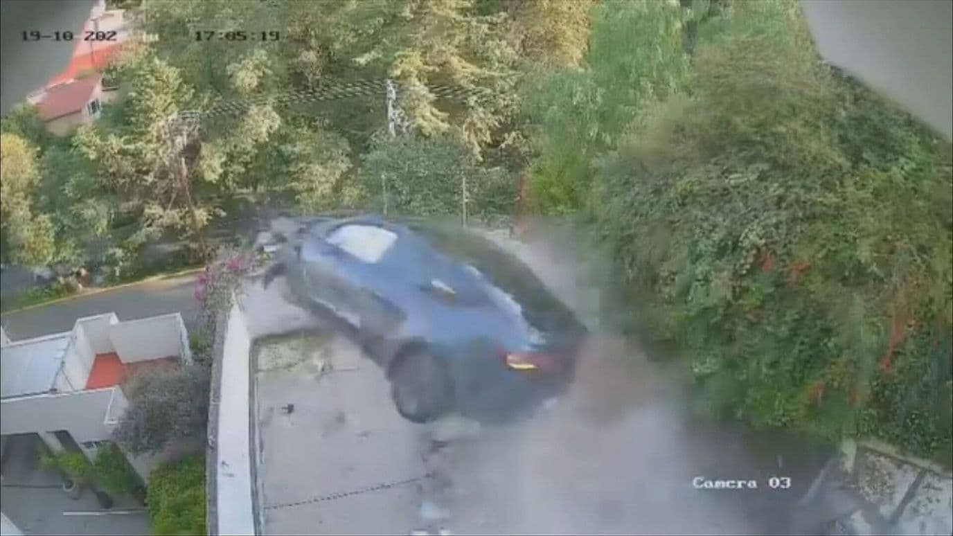 Video | Captan Momento Exacto en que Auto Eléctrico Sale Volando en Naucalpan