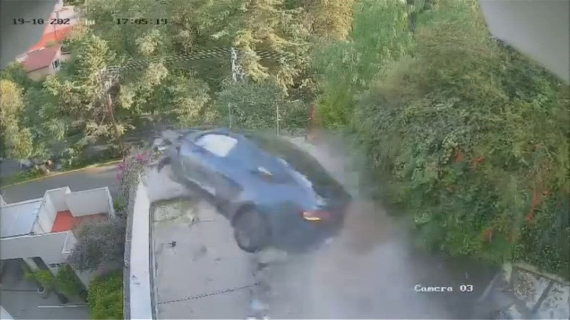 Video | Captan Momento Exacto en que Auto Eléctrico Sale Volando en Naucalpan