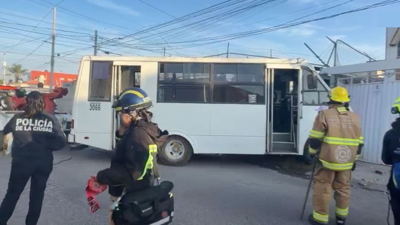 Accidente Transporte Público Ruta 25 y Taxi Colonia Granjas 119 Poniente Puebla