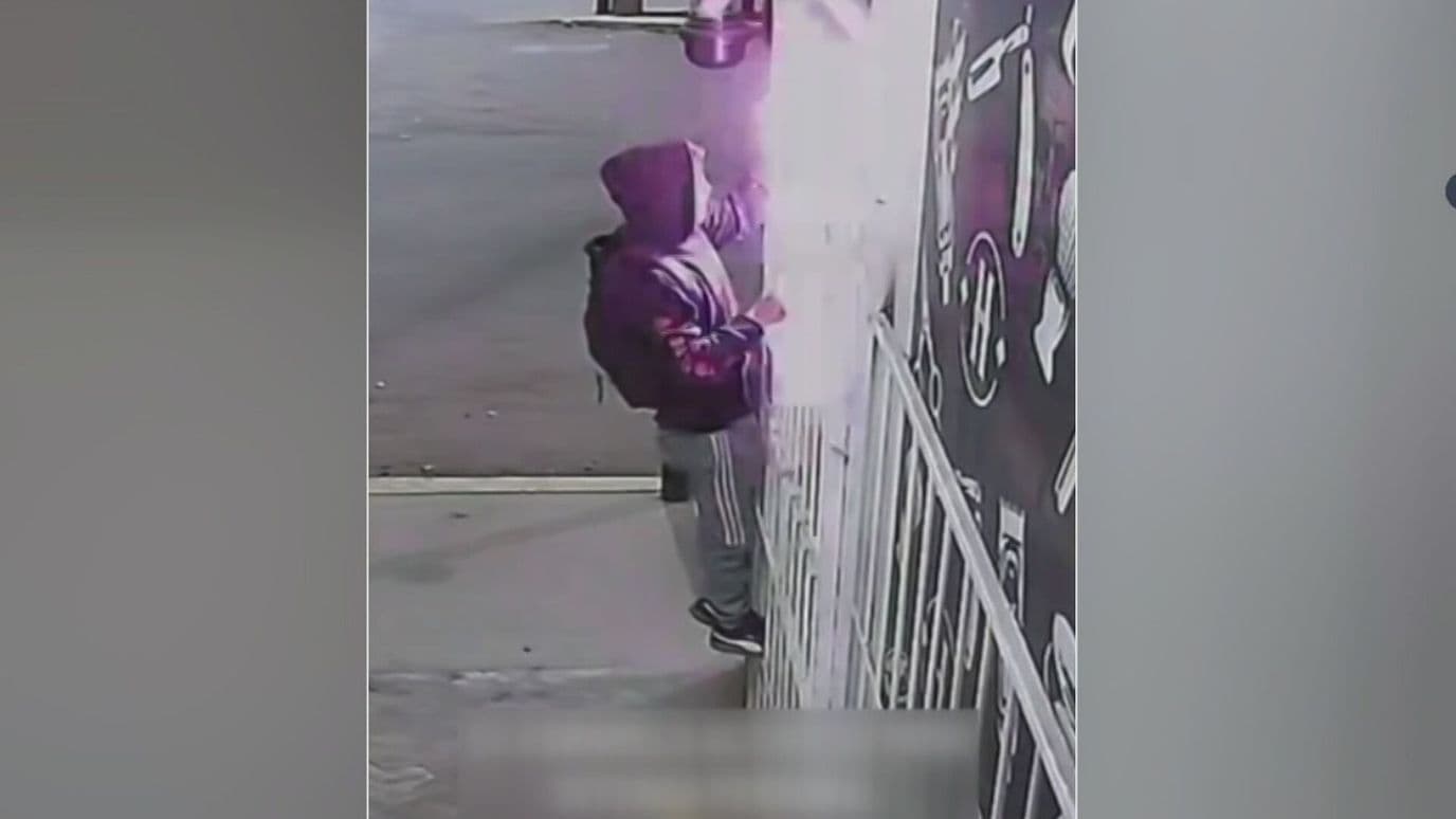 Video: Hombre Intenta Escalar Reja de Barbería en Puebla y Recibe Descarga Eléctrica