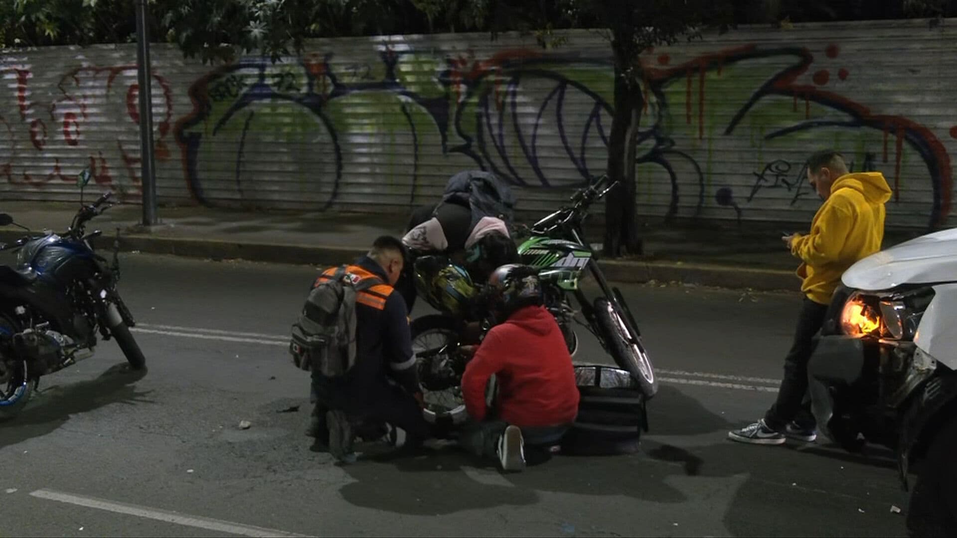Reportan Fuerte Choque entre Motociclista y Camioneta en Xochimilco, CDMX