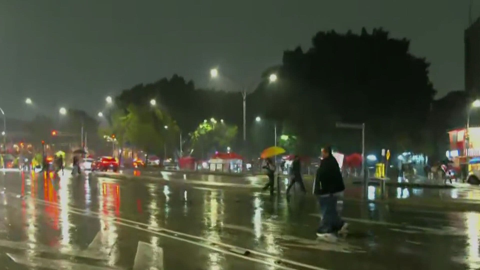 Lluvia Provoca Encharcamientos y Afectaciones Viales en Reforma y Av. Hidalgo, CDMX