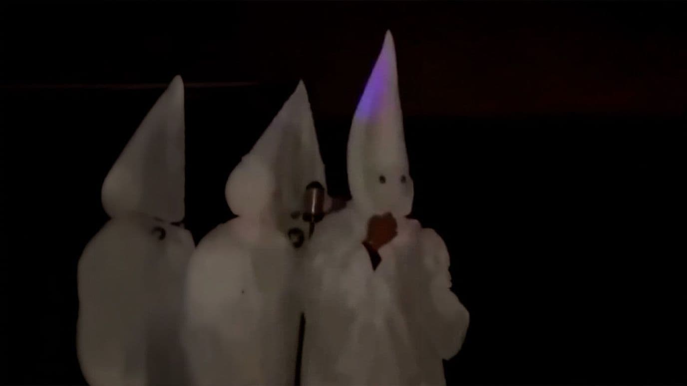 Captan a Adolescentes con Vestimenta del Ku Klux Klan