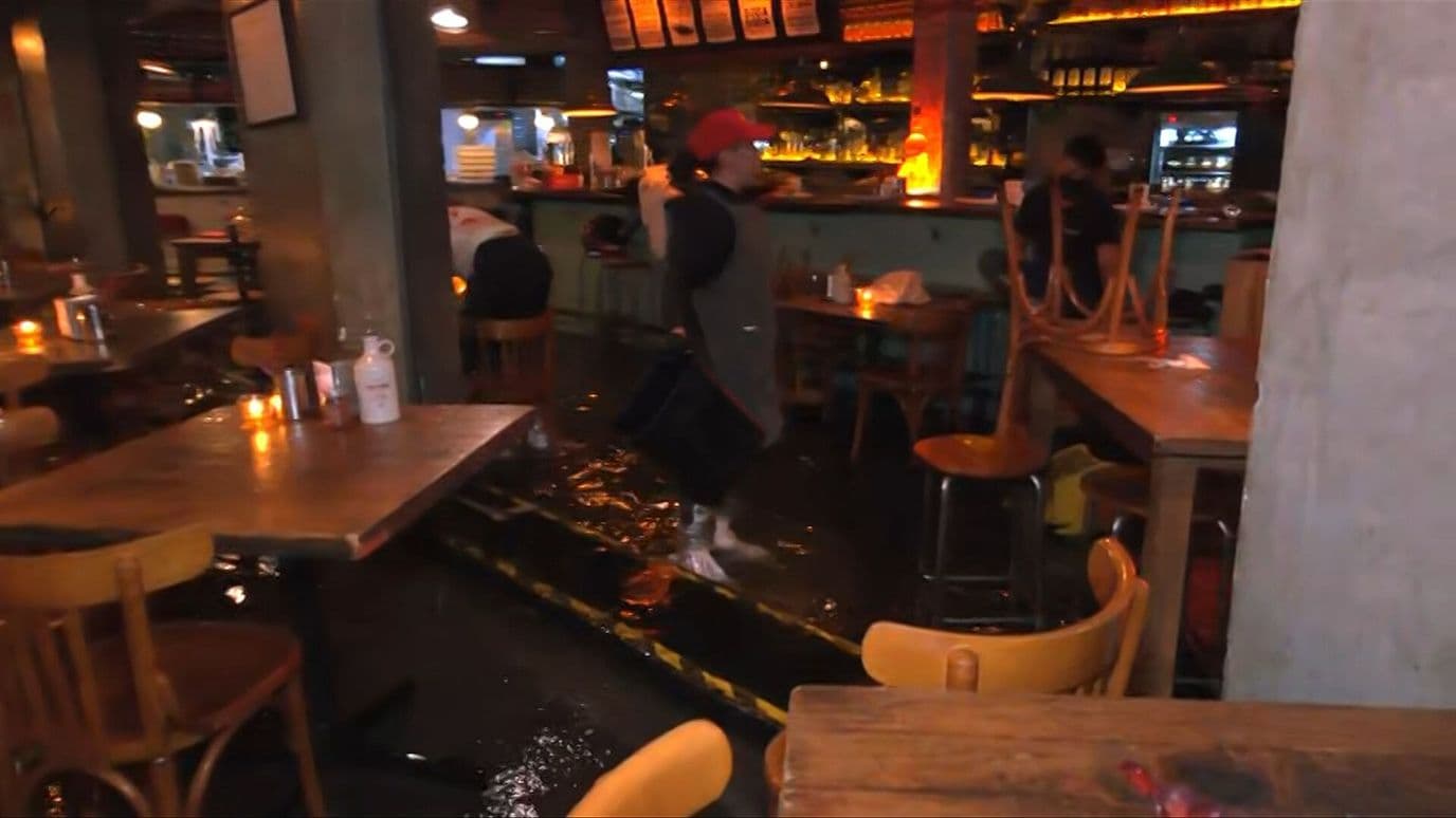 Se Inunda Restaurante en La Condesa Tras Fuerte Tormenta en la CDMX
