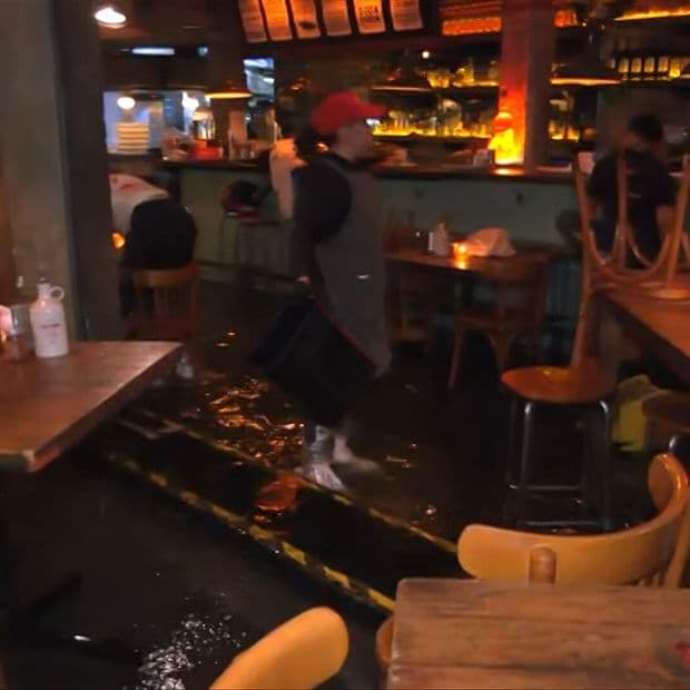 Se Inunda Restaurante en La Condesa Tras Fuerte Tormenta en la CDMX