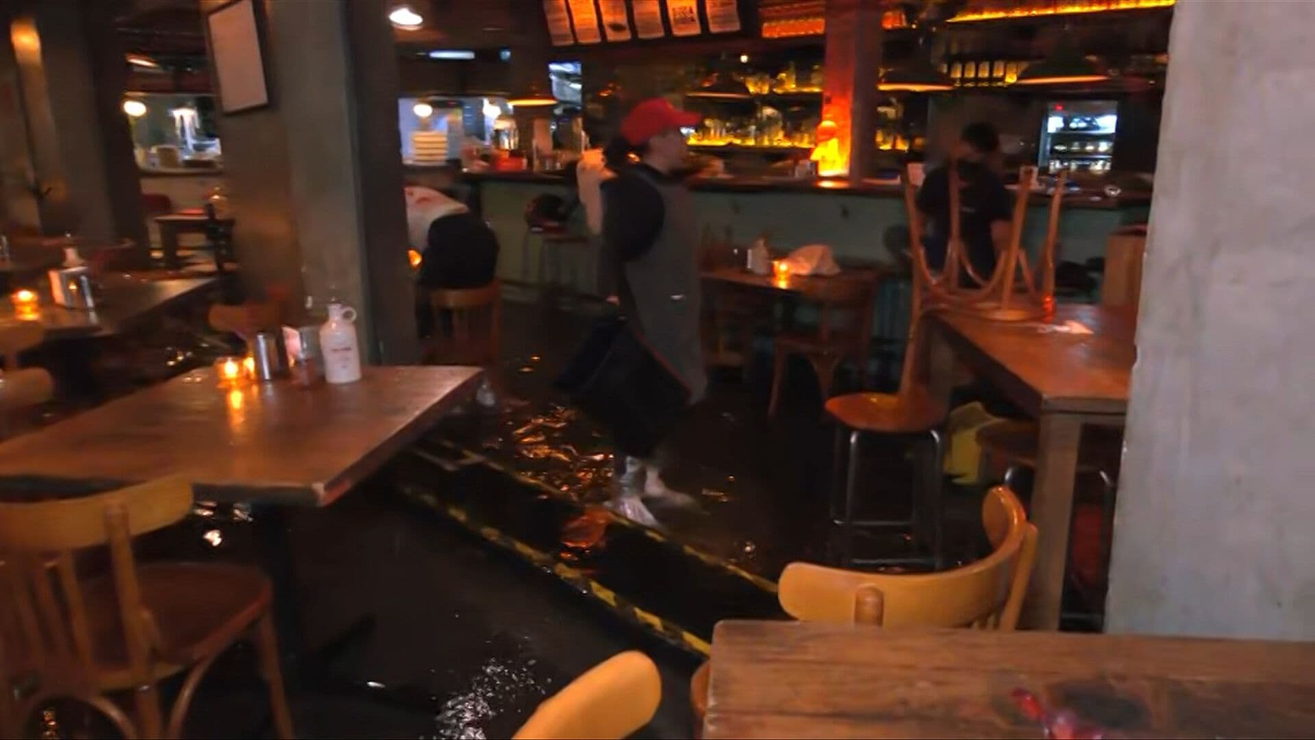 Se Inunda Restaurante en La Condesa Tras Fuerte Tormenta en la CDMX
