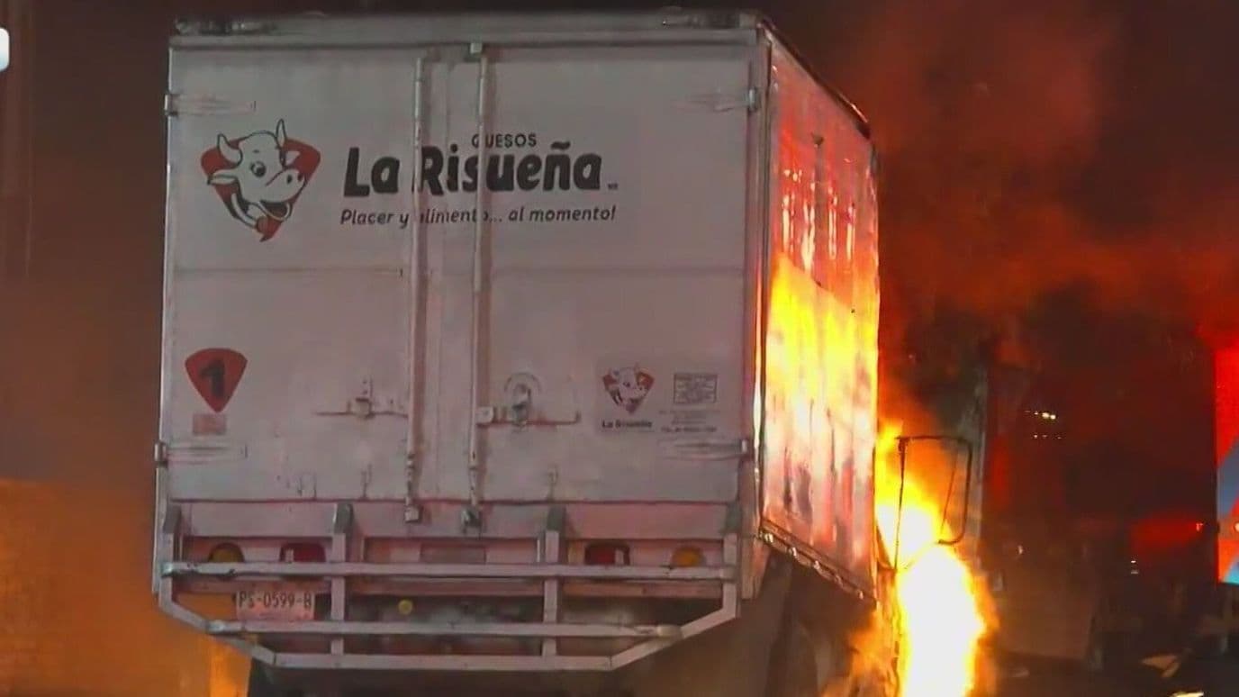 Sofocan Incendio de Camión Cargado con Quesos Av. Garza Sada