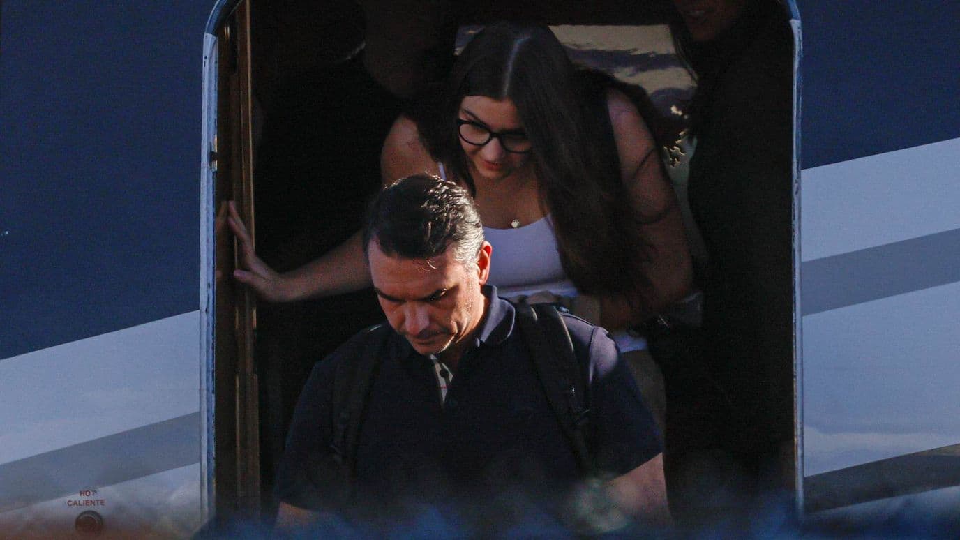 Flavio Bolsonaro Llega a Miami con su Familia en Avión Privado