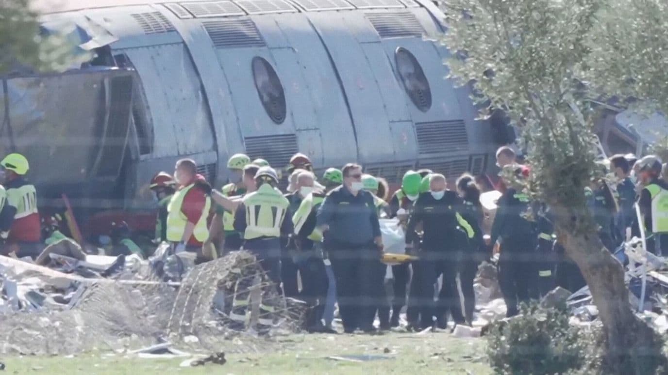 Rescatan a Víctimas de Choque de Trenes en Toledo