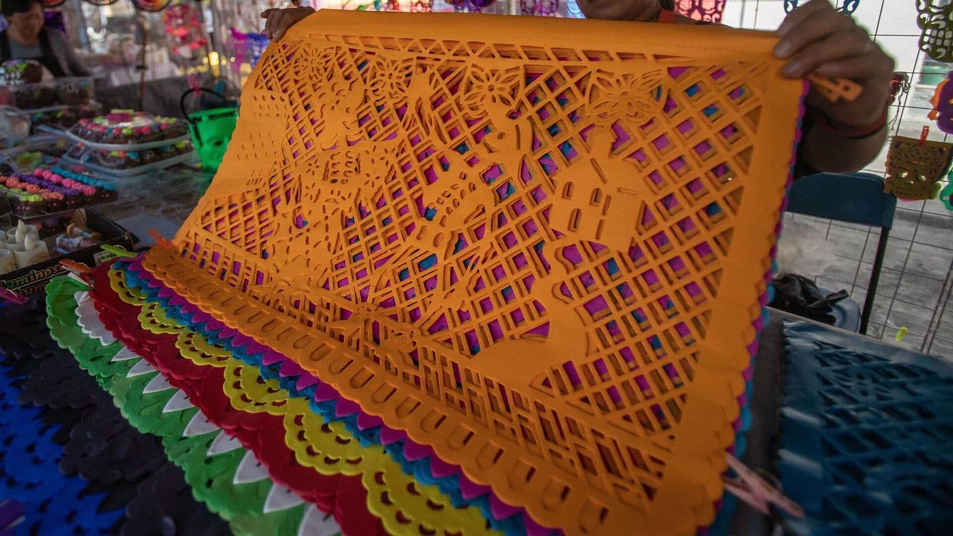 Así se Elabora el Papel Picado para Día de Muertos