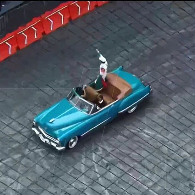 'Checo' Pérez Desfila en Reforma y Saluda a sus Fans Tras su Show Run