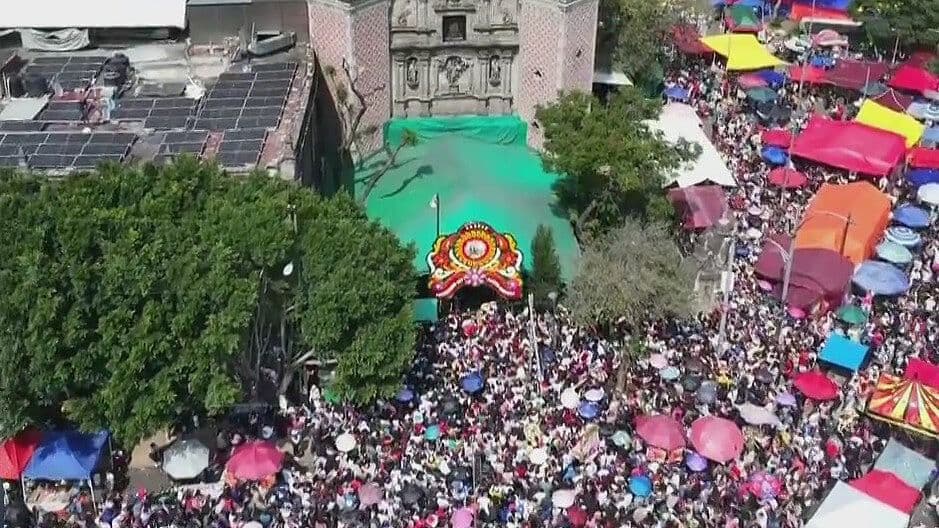 Así Se Ve Desde el Aire la Multitud de Fieles en el Templo de San Hipólito