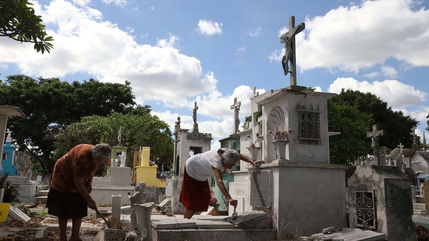 Pobladores de Yucatán Inician Limpieza de Cementerios de Cara al Día de Muertos
