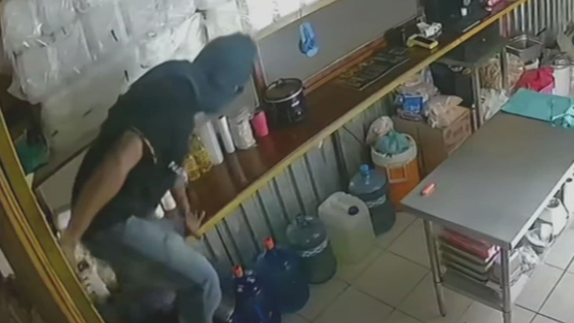 Video | Ladrón Entra a Robar y se Lleva Caja Registradora Vacía en Coahuila