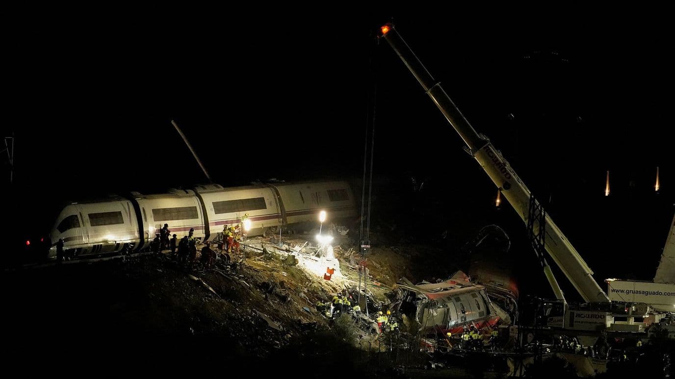 Continúan las Labores de Rescate y Remoción de Escombros tras Choque de Trenes, España