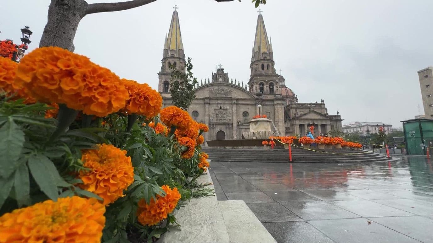 La Perla Tapatía se Decora con Temática del Día de Muertos