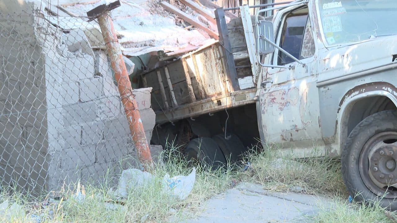 Camión de Carga se Estrella Contra una Casa en la Colonia Irrigación en Hermosillo