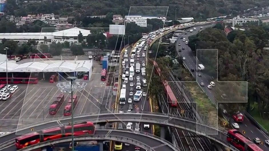 Así Se Ve Desde el Aire las Filas Kilométricas en Indios Verdes por un Registro Abierto