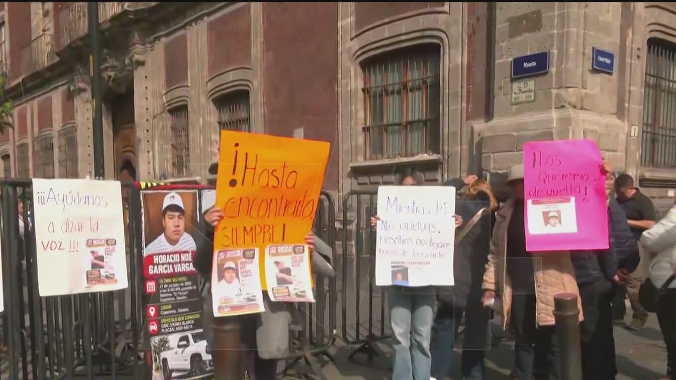 Familiares de Dos Jóvenes Desaparecidos en Sinaloa Protestan Frente a Palacio Nacional
