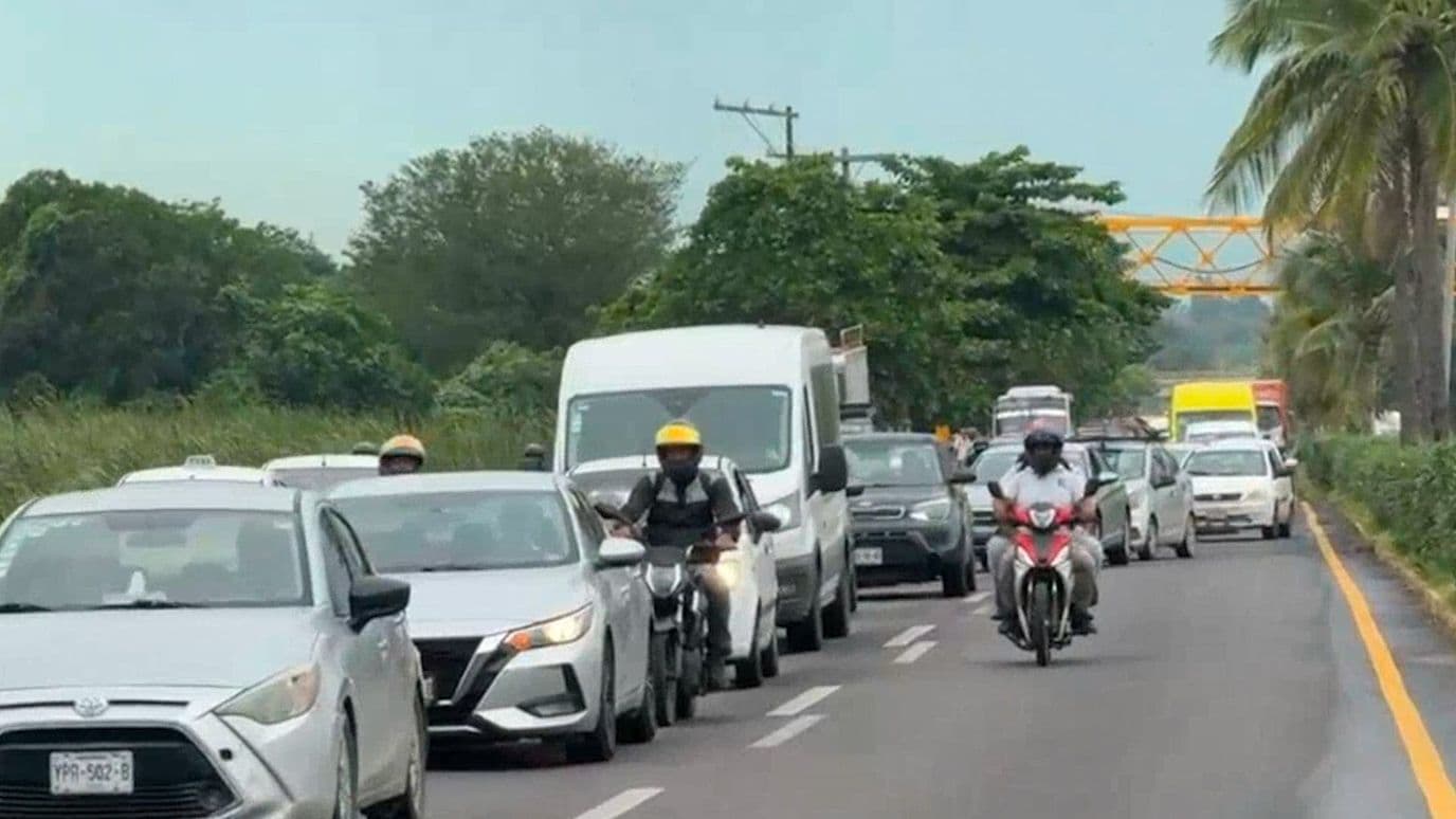 Motociclista Resulta Lesionado tras Chocar Contra Automóvil en Carretera Veracruz Xalapa Caos Vial