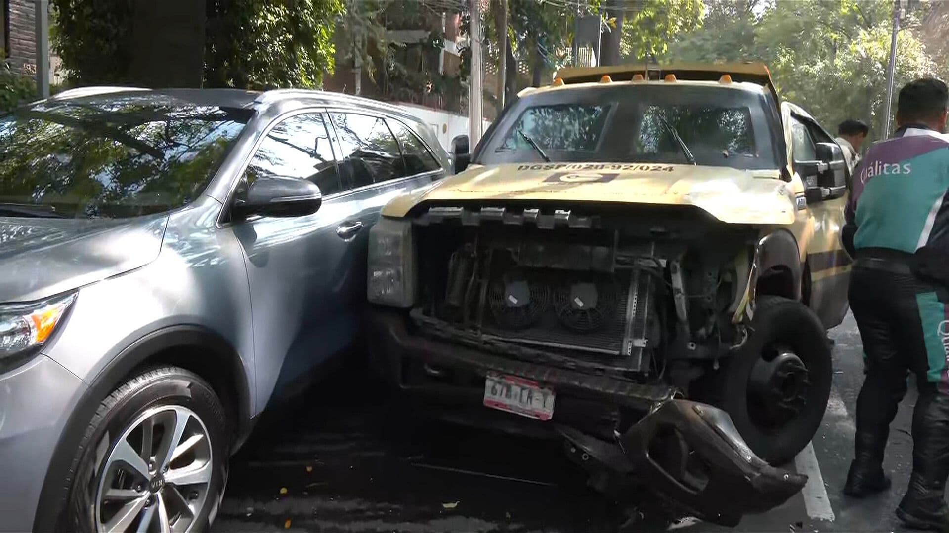 Camión Choca con Camioneta de Valores y Destruye Jaulas de Estacionamiento en Iztacalco