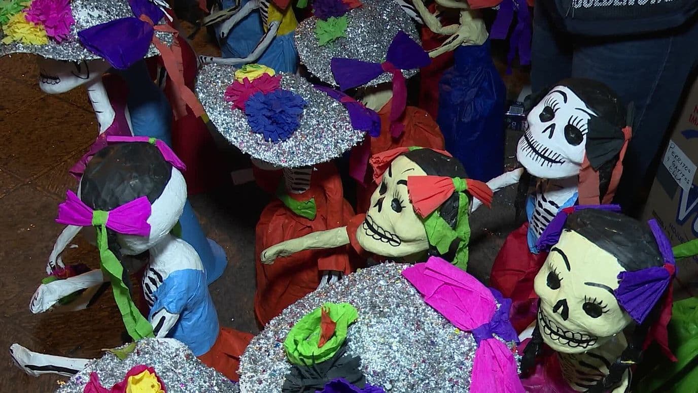Con 45 Años de Experiencia, Guadalupe Da Vida a Catrinas de Cartón en Querétaro